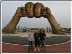 安裝于青島市啤酒節(jié)大型鑄銅雕塑 安裝于青島市啤酒節(jié)大型鑄銅雕塑