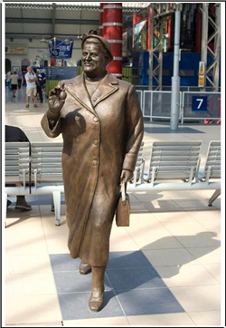 地鐵口現(xiàn)代人物銅像 地鐵口現(xiàn)代人物銅像