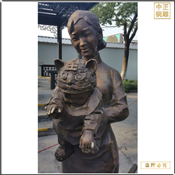 婦女抱孩子人物雕塑鑄造 婦女抱孩子人物雕塑鑄造