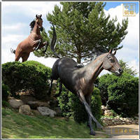 戶(hù)外草地銅馬擺放