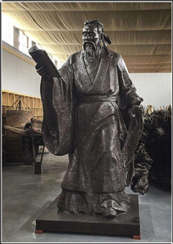 手持竹簡(jiǎn)的孔子銅像 手持竹簡(jiǎn)的孔子銅像